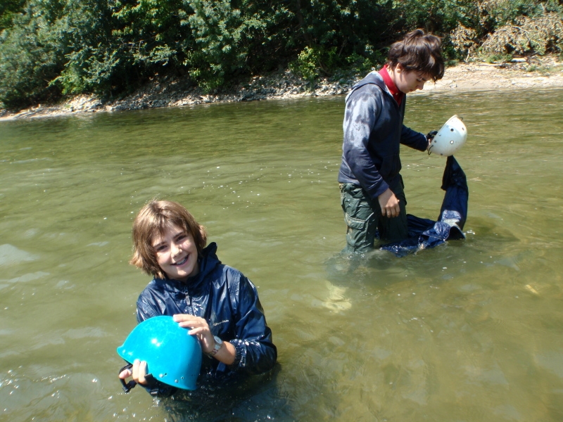 Village Camps International Summer Camp Ard&egrave;che, France 2019-07-26 https://www.villagecamps.com/journals_admin/images/1-23-Scrubbing the mud clean.jpg